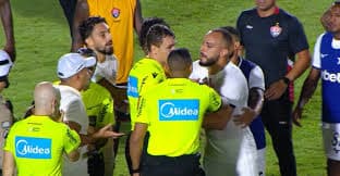 Conflito entre Botafogo e Vitória resulta em expulsão de Arthur Cabral