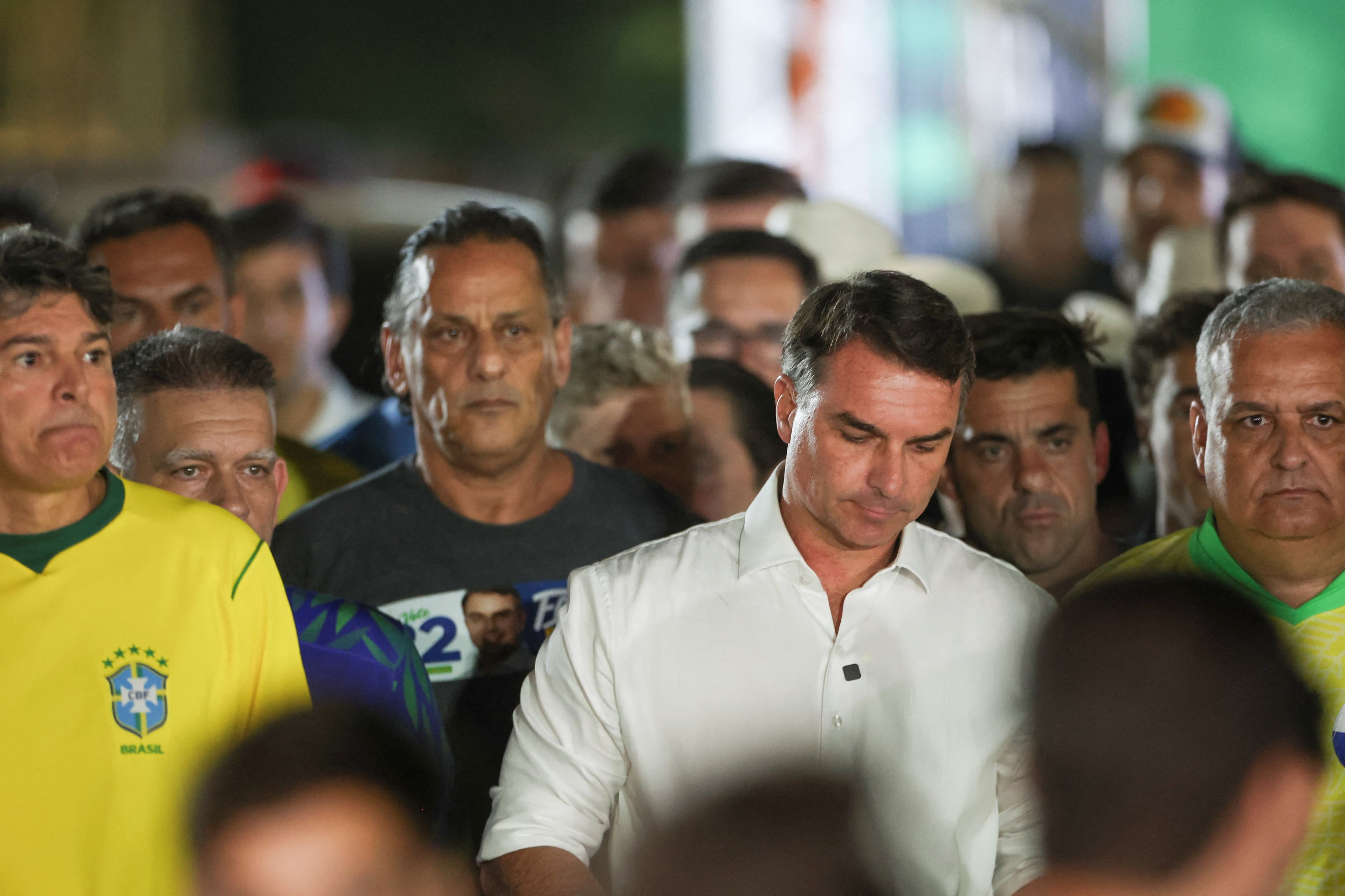 Flávio Bolsonaro perde cargo público e foro privilegiado após derrota para Lula