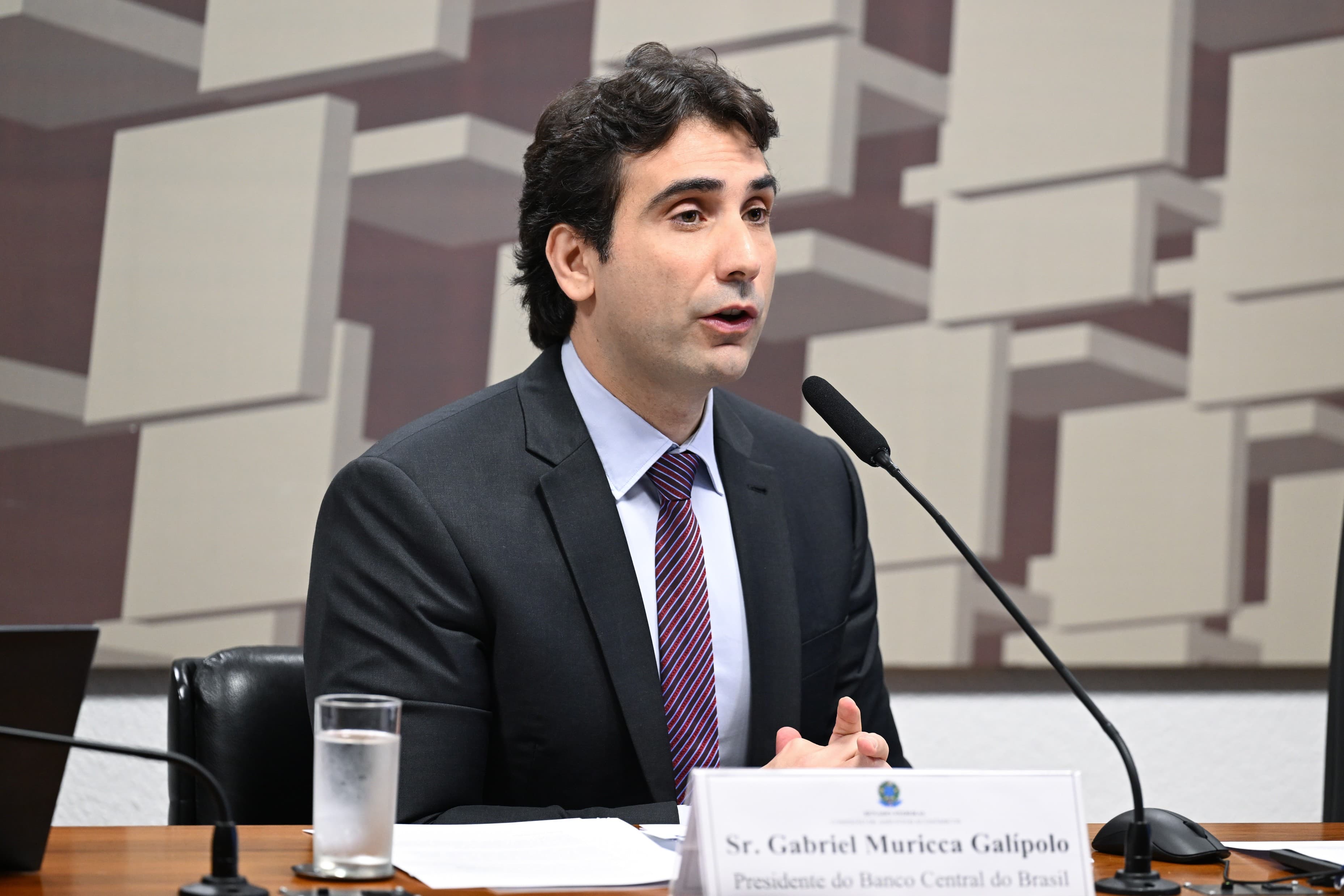 Banco Central mantém Selic, gera incertezas no mercado financeiro