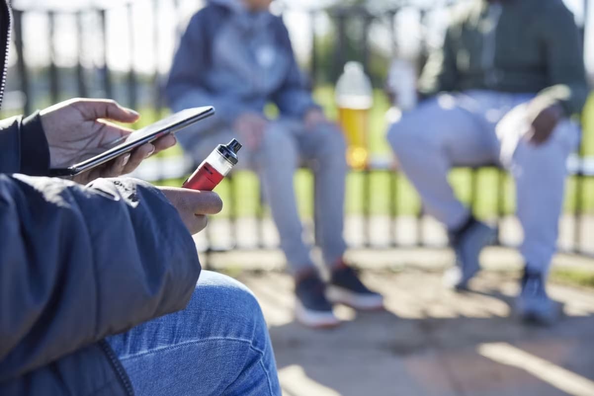 Estudo liga uso precoce de redes sociais ao consumo de substâncias