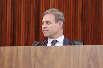 TSE ordena remoção de postagens que vinculam Flávio Bolsonaro à PEC