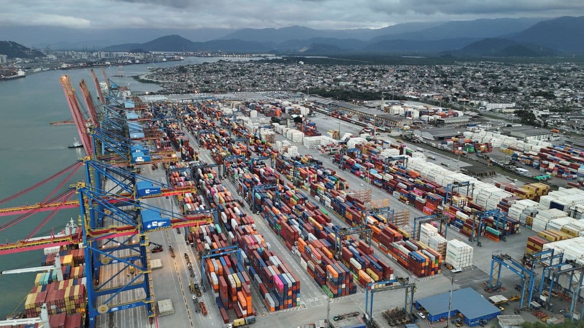 EUA impõem tarifa de 25% a produtos brasileiros; Brasil considera retaliação
