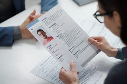 Recrutadores descartam 69% de candidatos por fraudes no currículo