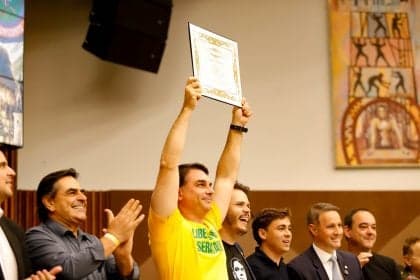 Flávio Bolsonaro recebe título de cidadão honorário em BH amid protests