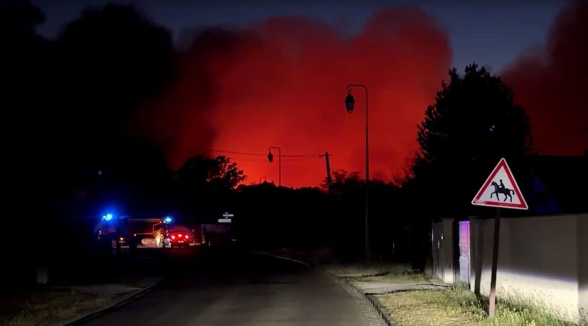 Incêndio florestal avança em Fontainebleau e fecha rodovia A6