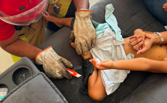 Bombeiros resgatam criança presa em sofá com cola instantânea