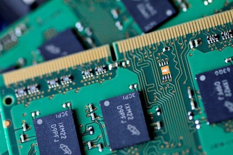 Escassez de chips impacta produção de celulares mais baratos
