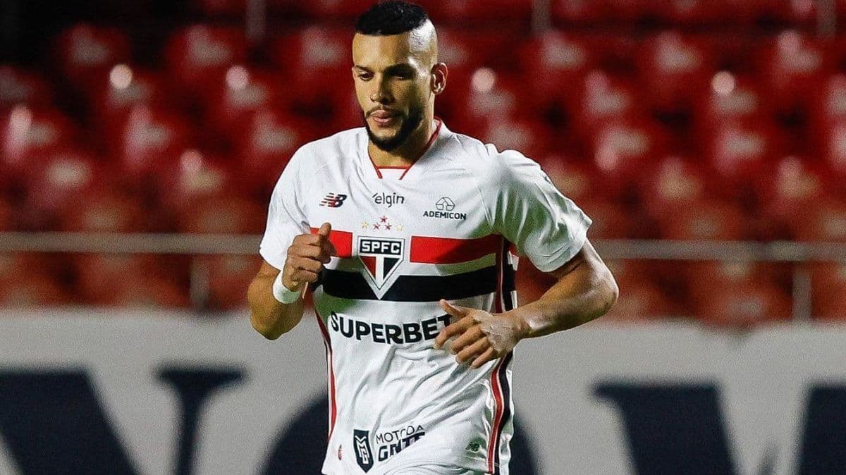 São Paulo rescinde contrato com zagueiro Dória após ameaças