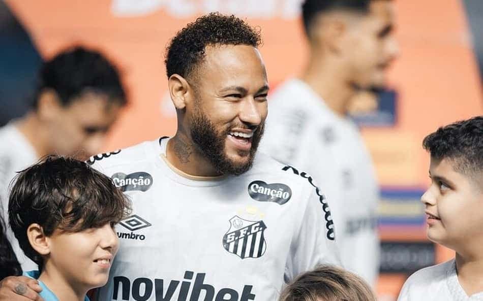 Neymar volta aos treinos com bola no Santos e vive momento decisivo na temporada