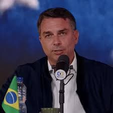 Flávio Bolsonaro tenta conter críticas em meio a polêmica religiosa