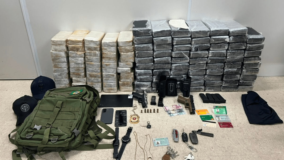 Policial militar e estudante são detidos com 119 kg de drogas em shopping