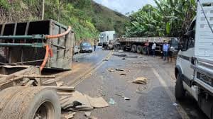 Caminhoneiro morre em acidente com quatro veículos na BR-262