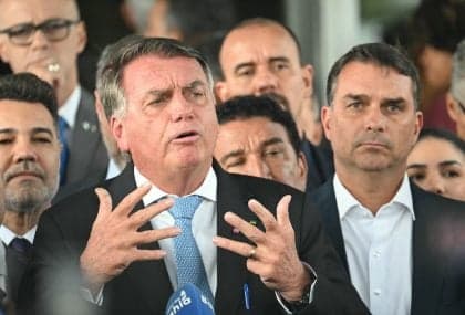 Flávio Bolsonaro se encontra com Jair Bolsonaro em prisão domiciliar