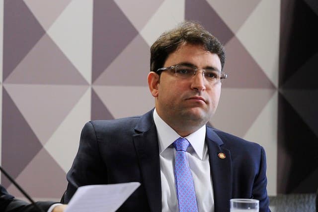 Flávio Bolsonaro viaja em jato ligado a advogado investigado pela PF