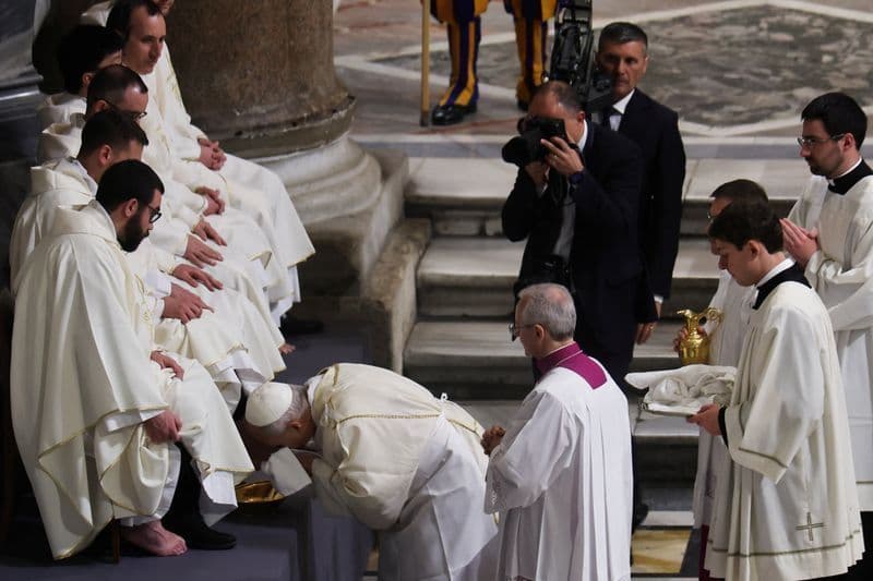 Papa Leão realiza ritual de lavagem dos pés em celebração de Páscoa