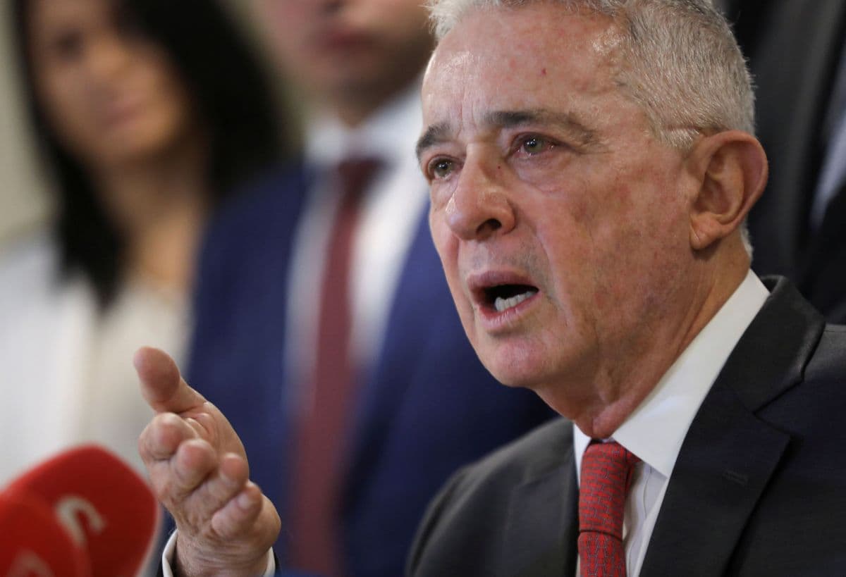 Uribe investigado por massacres e captura de defensor de direitos humanos