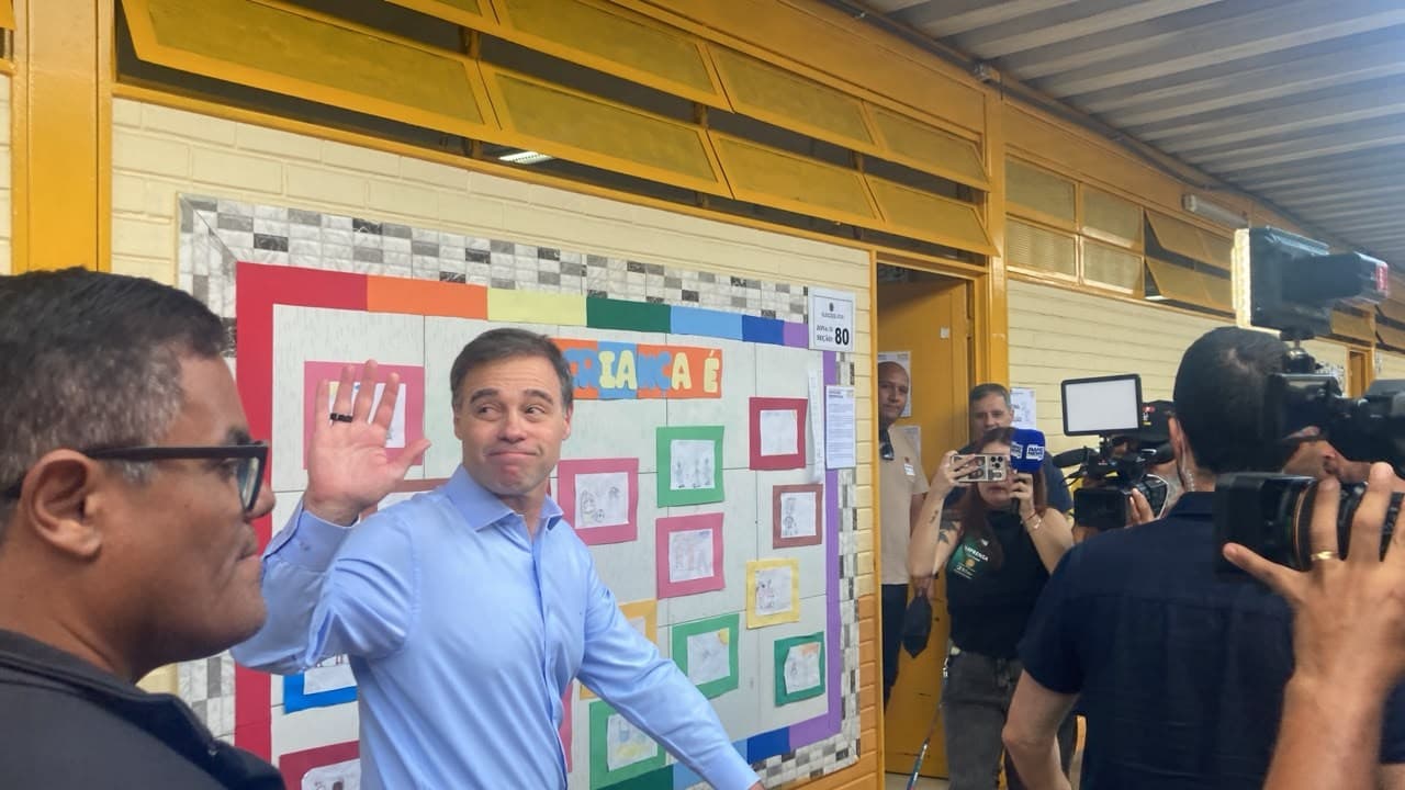 Ministro André Mendonça vota em Brasília e destaca a importância das eleições