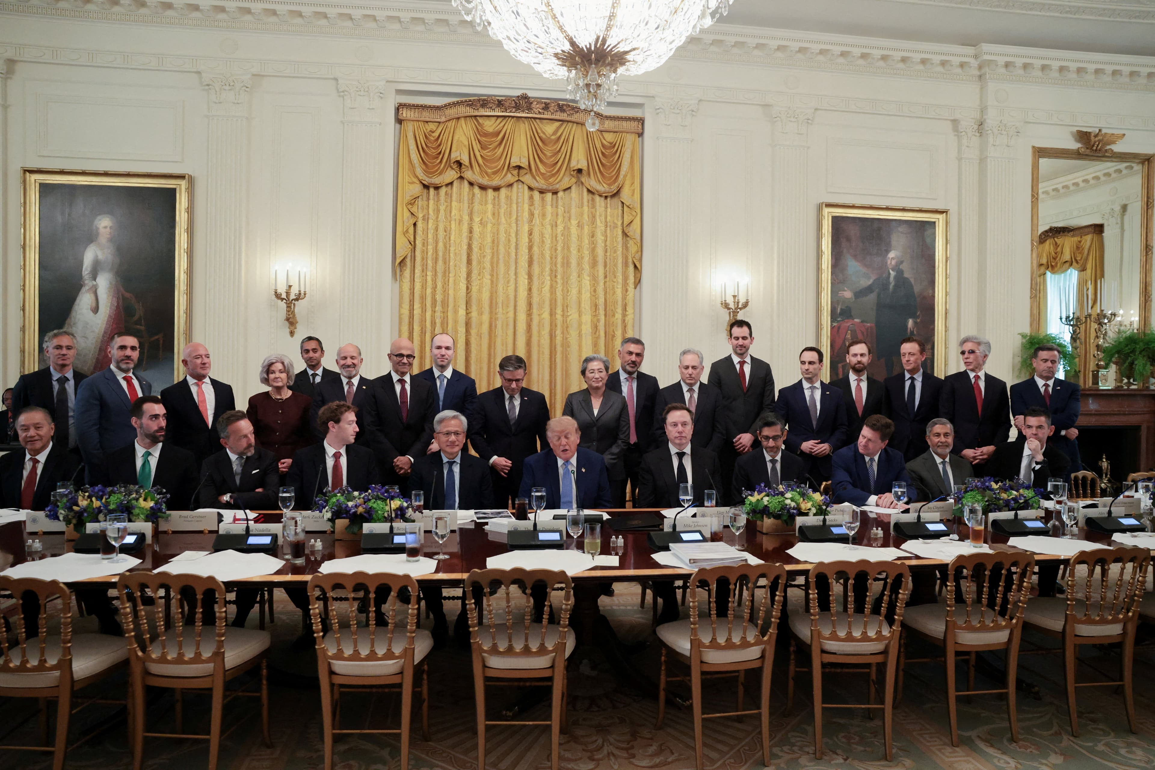 Donald Trump se reúne com CEOs de IA e firma compromisso de segurança