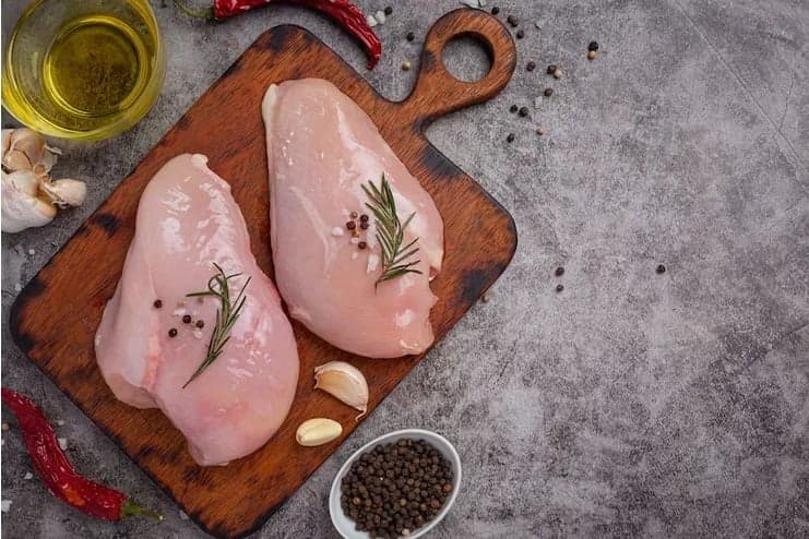Preços da carne de frango continuam subindo no Brasil em junho