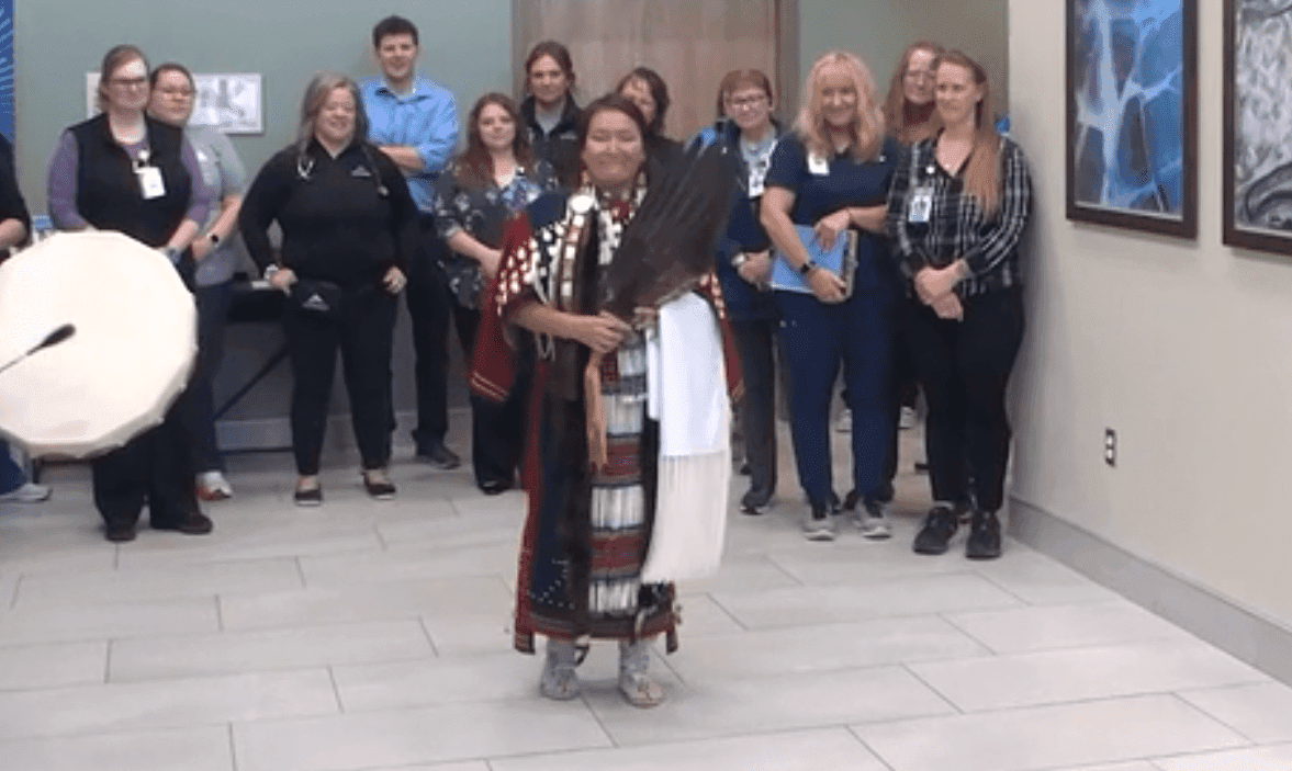 Clara Ann White Crane dança ao deixar hospital após AVC em Montana
