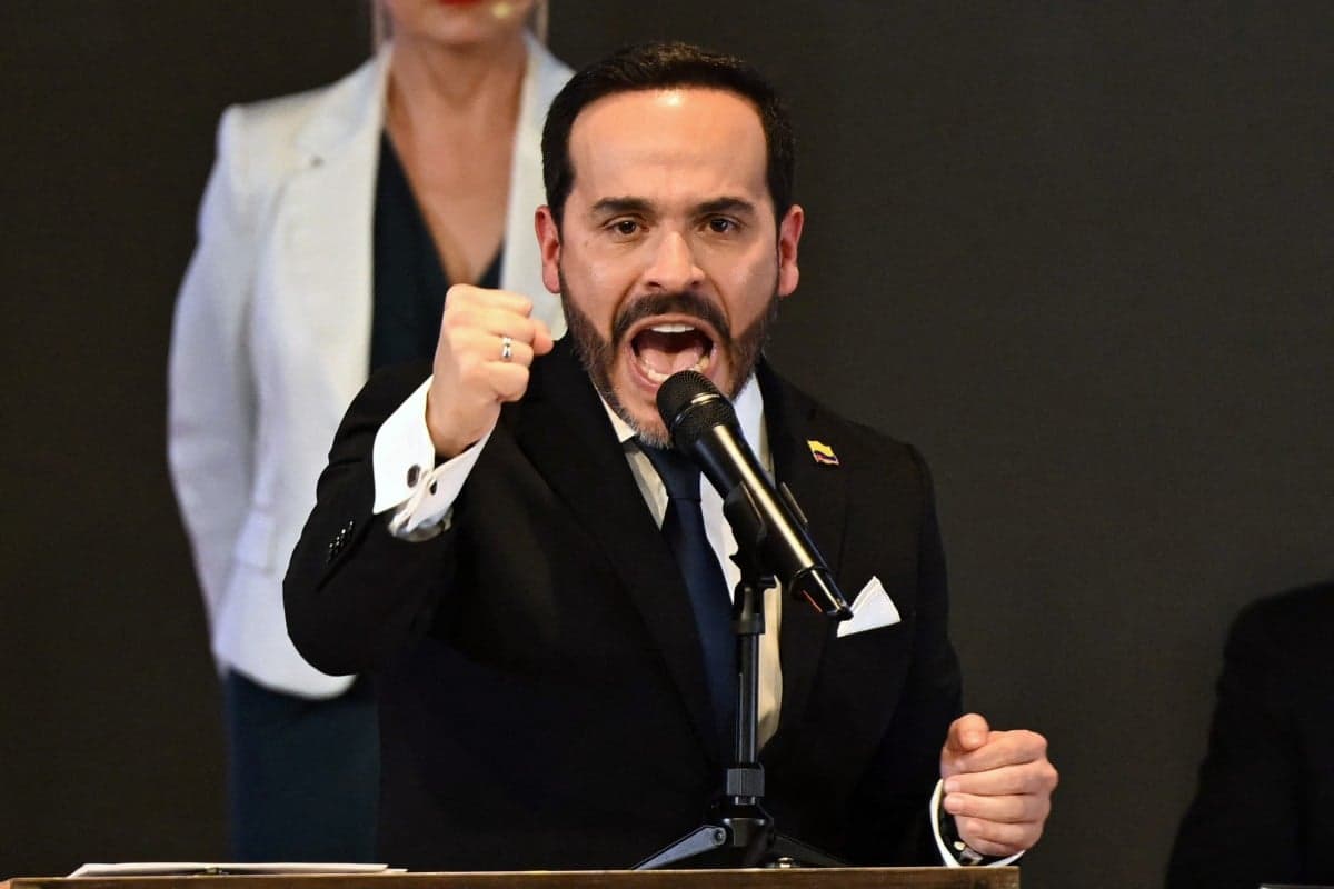 Colômbia: De la Espriella acusa Petro de golpe de Estado