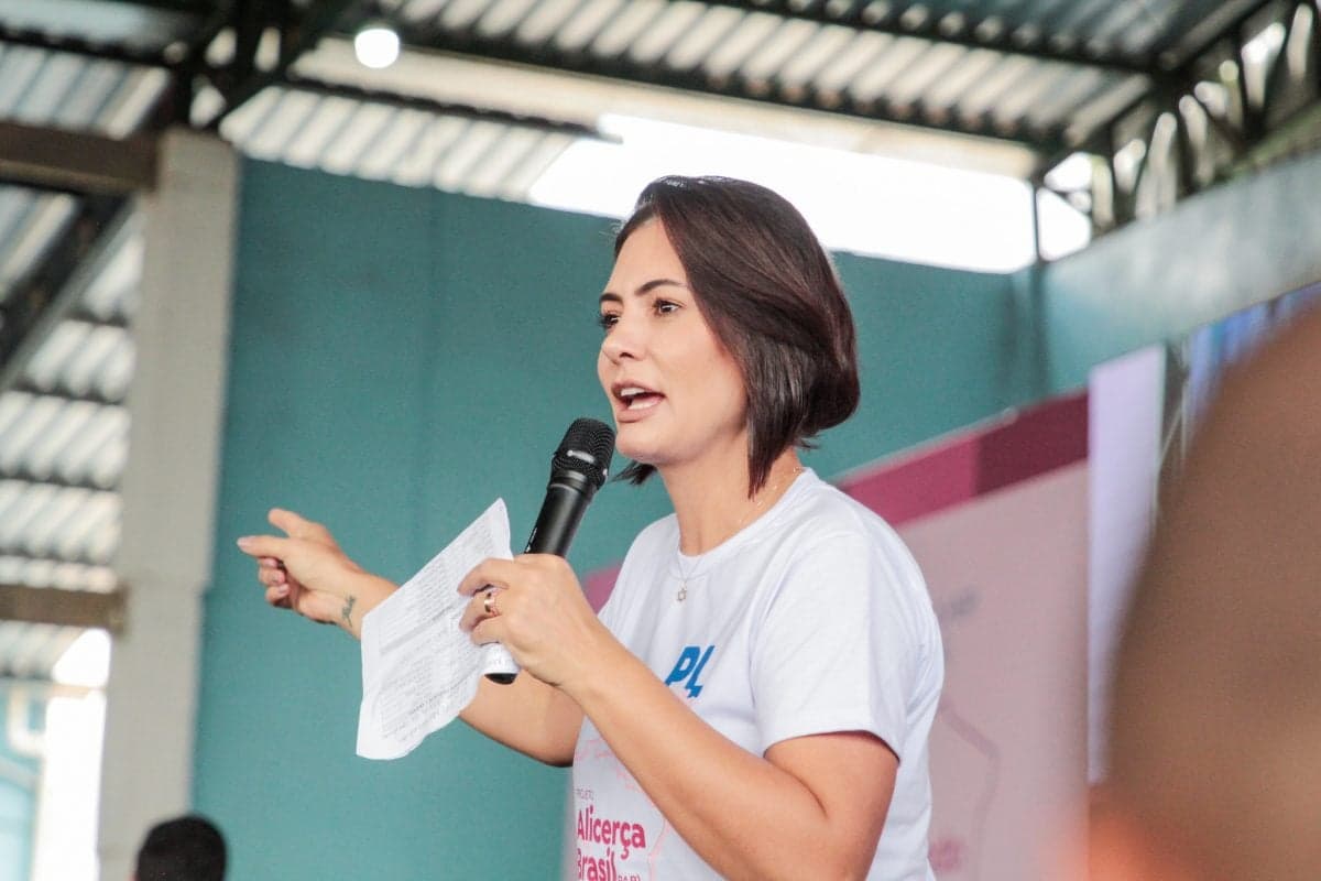 Michelle Bolsonaro critica PL e acirra rixa com Flávio no Ceará