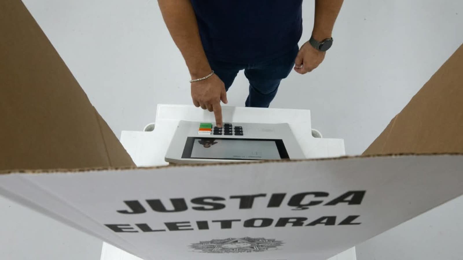 Abstenção atinge recorde de 21,08% no primeiro turno das eleições 2026
