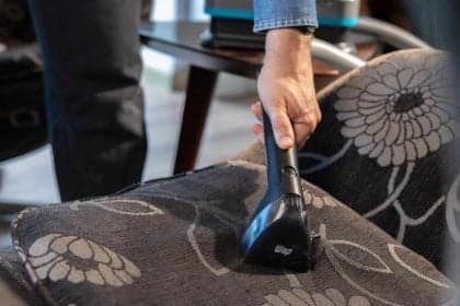 Extratoras portáteis facilitam limpeza em lares com pets e crianças