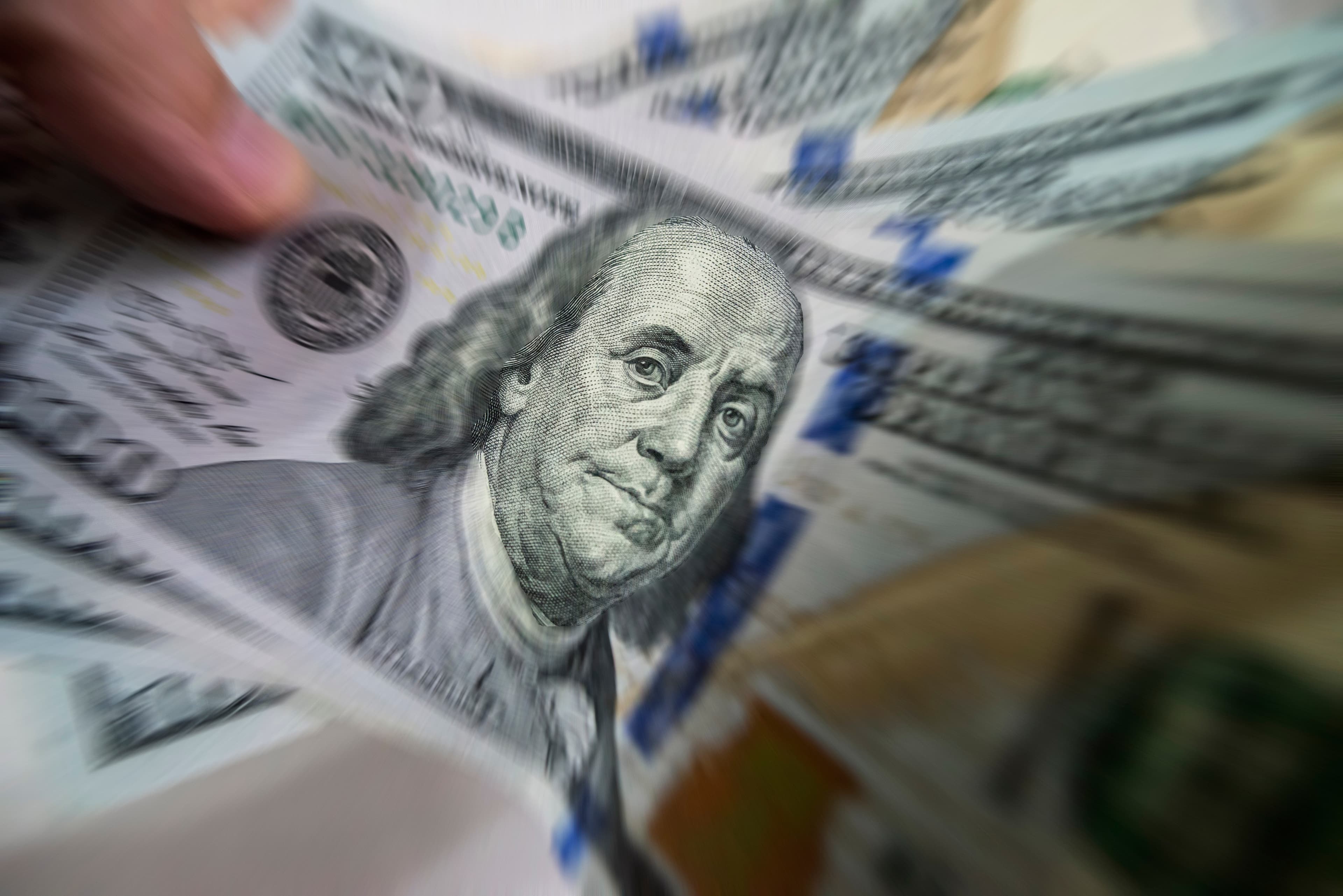 Dólar inicia semana em alta enquanto investidor aguarda decisão de juros