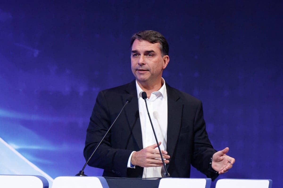 Flávio Bolsonaro ignora compromisso do PL com segurança eleitoral