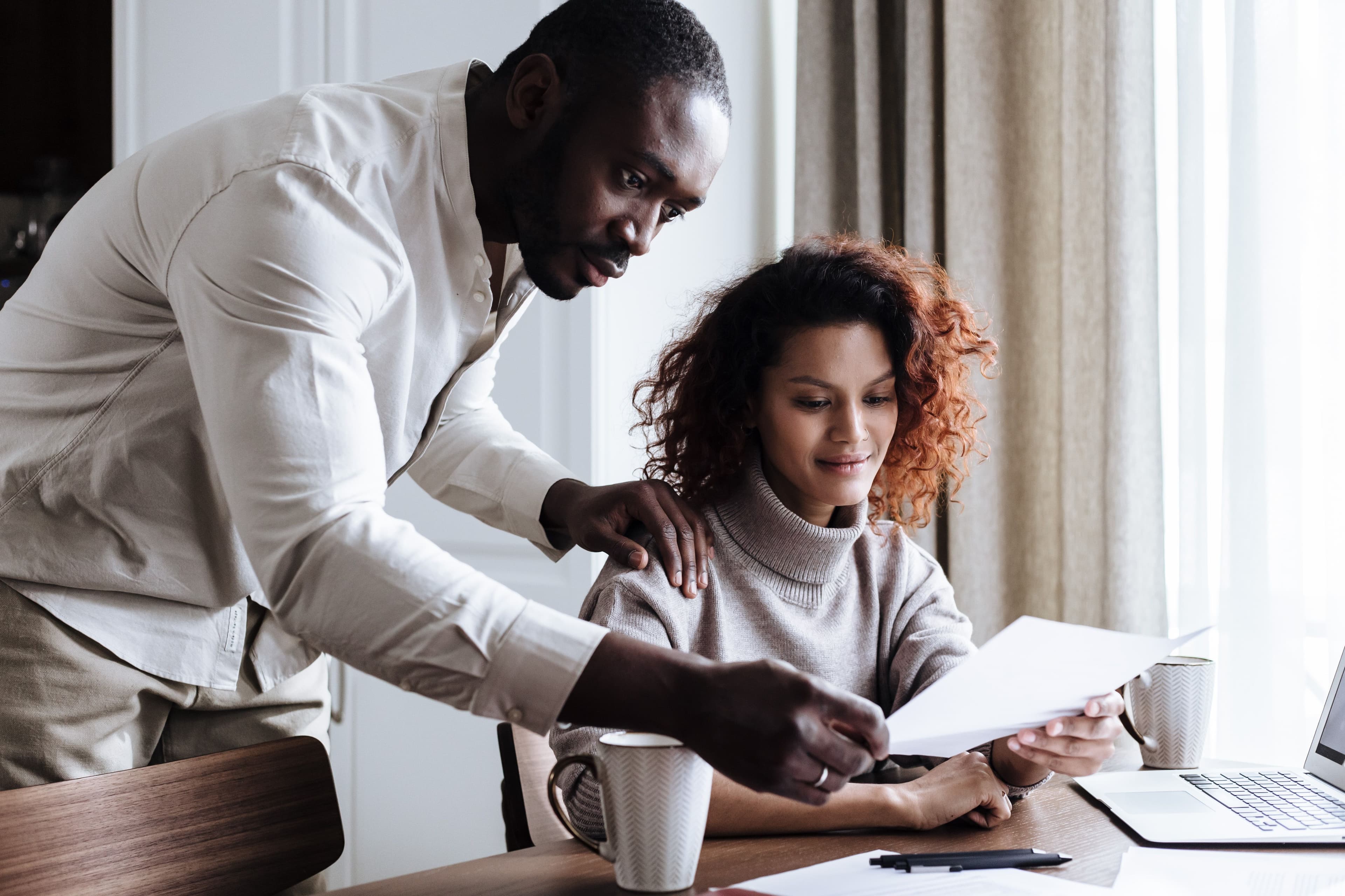 Relatos de romance no trabalho provocam debate sobre regras corporativas
