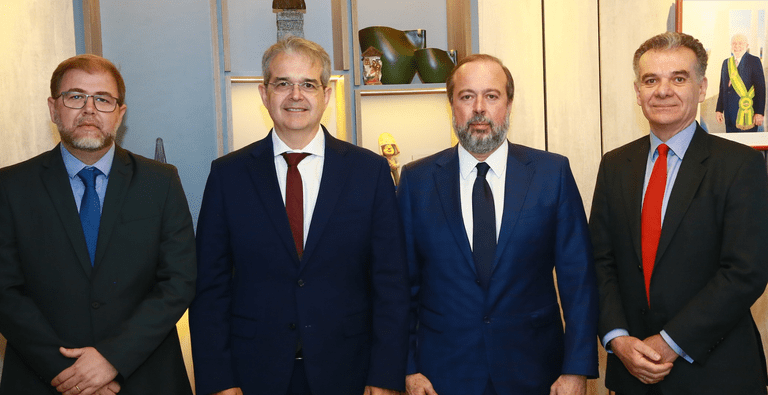 Ministro Silveira discute investimentos em minerais raros com CEO