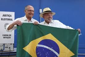 Flávio Bolsonaro realiza voto em São Bernardo do Campo durante eleições