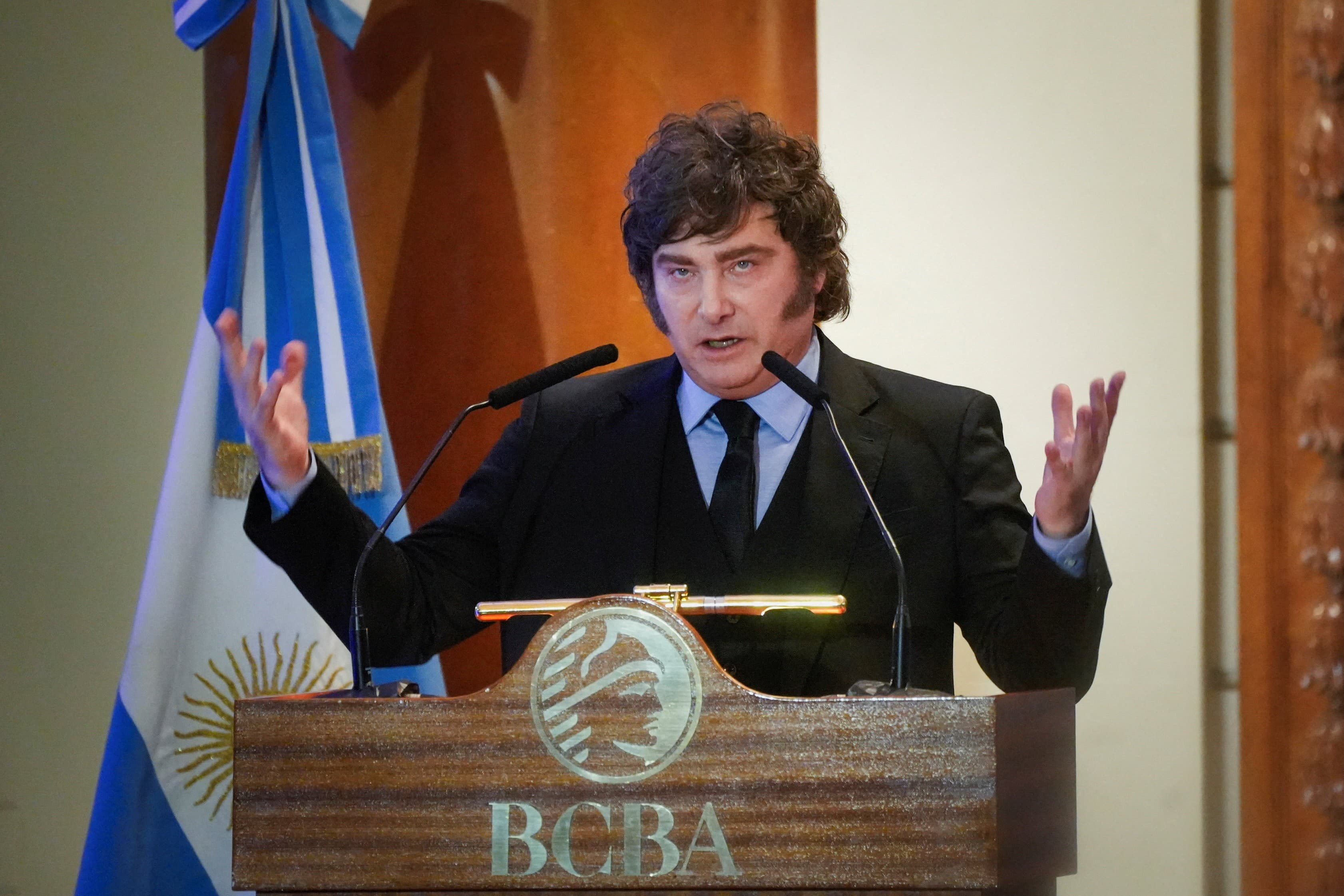 Milei propõe reformas financeiras e fechamento do governo na Argentina