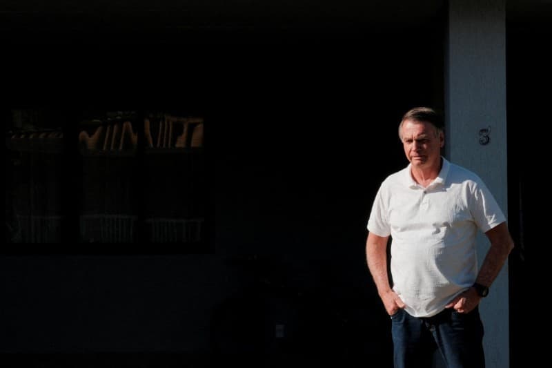Bolsonaro segue em prisão domiciliar após indiciamento de militar