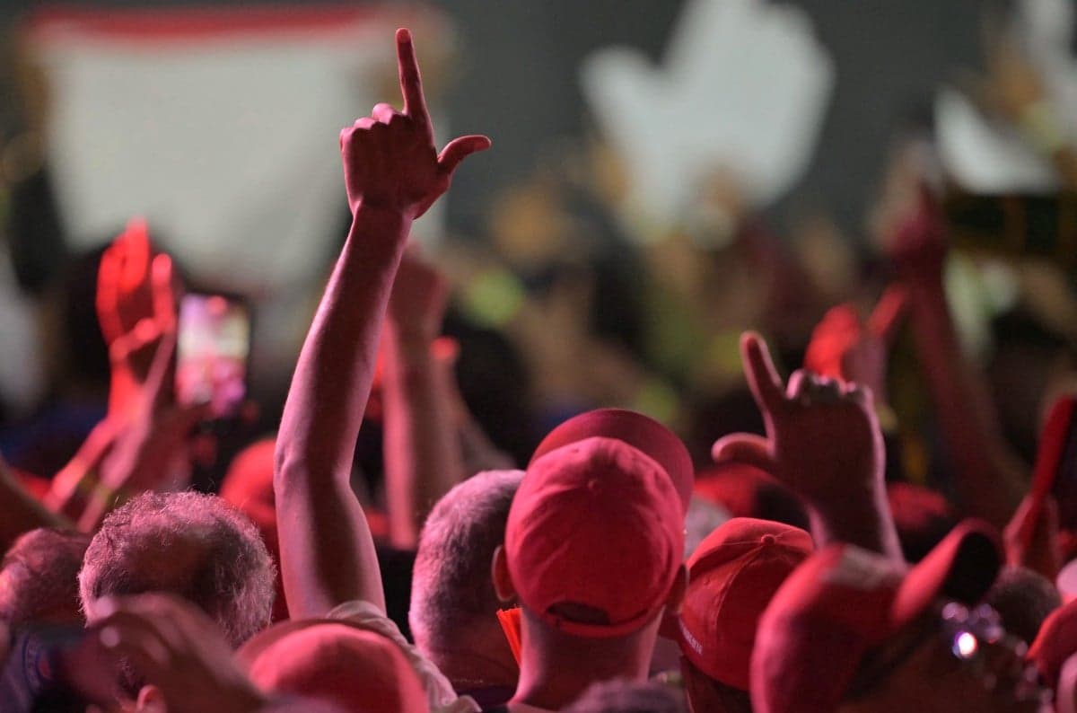 Gesto de Lula se espalha em manifestações na Espanha e México