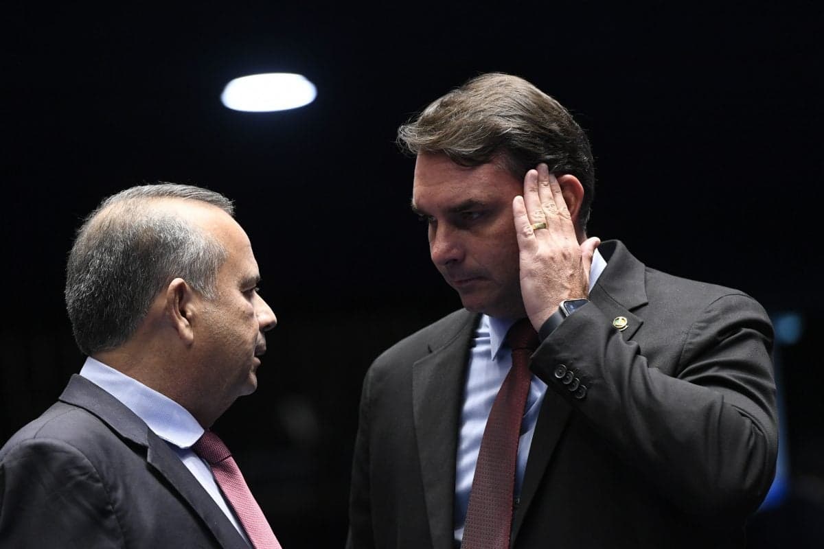 Flávio Bolsonaro apoia PEC para fim da escala 6×1 e oposições tentam emendas