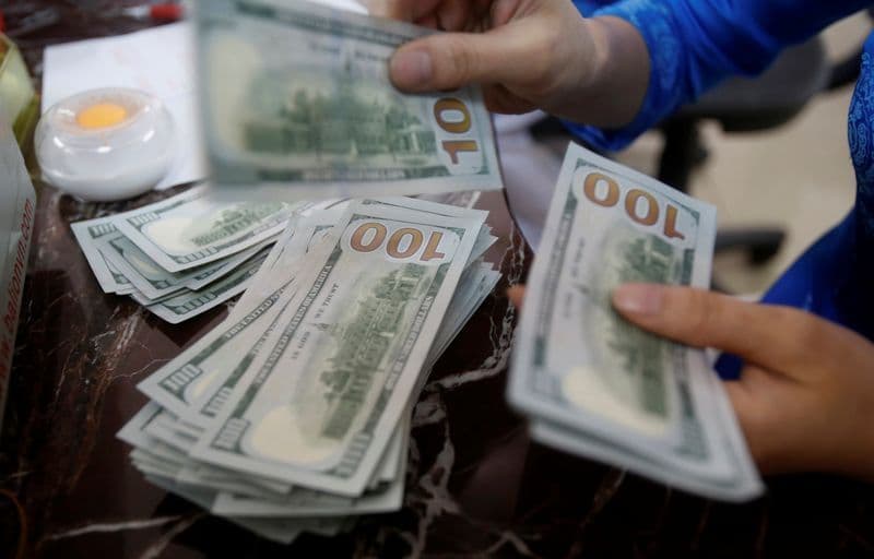 Dólar opera estável após queda; BC realiza leilão de swaps