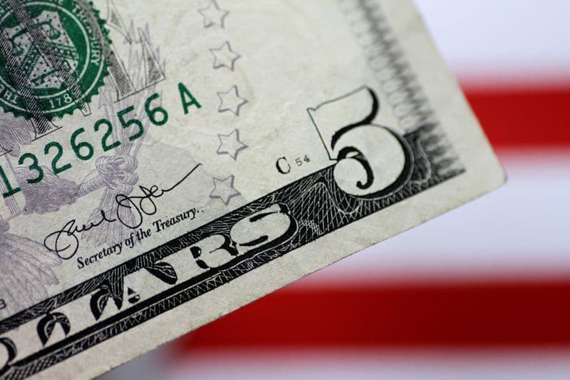 Dólar sobe em meio a guerra no Oriente Médio e inflação brasileira