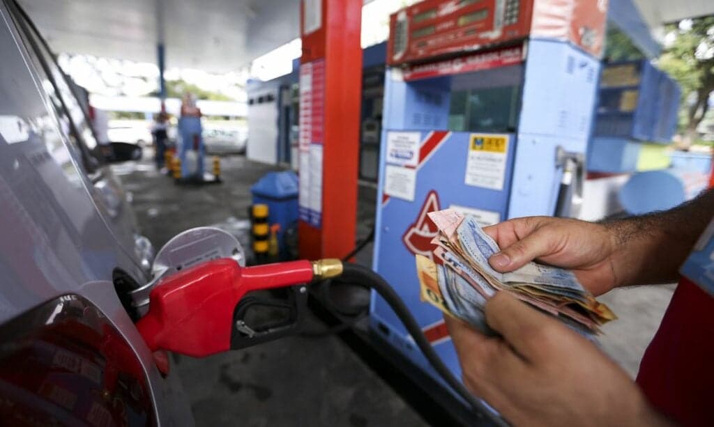 ANP multa distribuidoras em R$ 200 milhões por aumentos abusivos de combustíveis