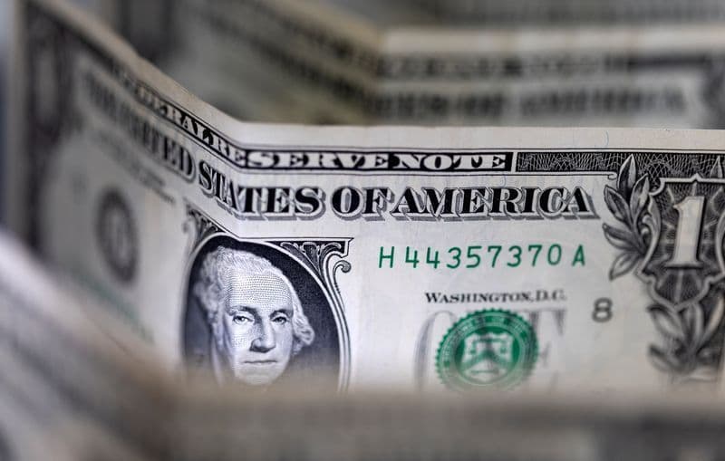 Dólar se mantém estável enquanto investidores monitoram conflitos