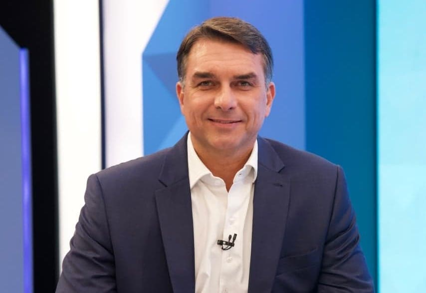 Flávio Bolsonaro sofre panelaço durante entrevista na TV Globo