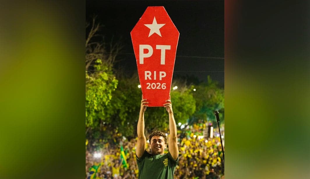 Nikolas Ferreira exibe caixão do PT durante comício em Manaus