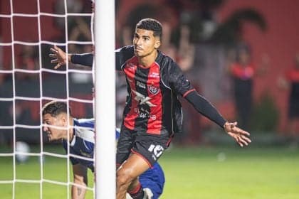 Vitória supera Coritiba com goleada de 4 a 1 no Barradão