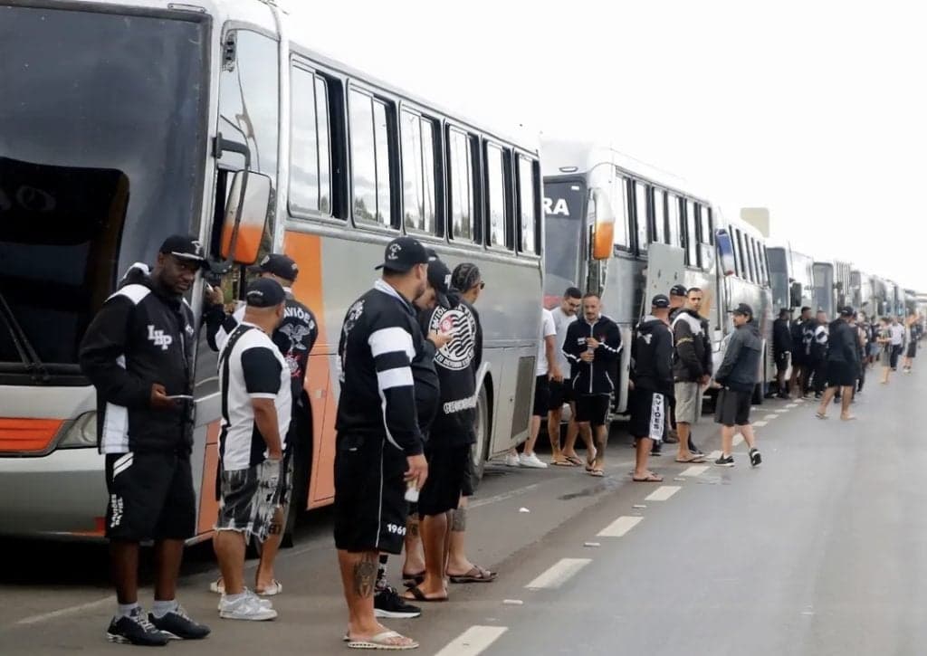 Torcedoras do Corinthians cobram mudanças do presidente Osmar Stabile