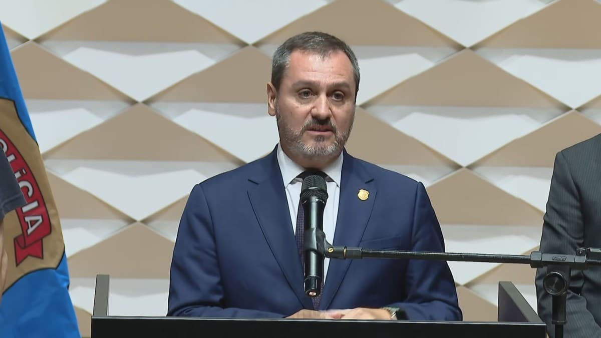 Ministro do STF determina investigação e afasta diretor da PF