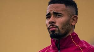 Barcelona enfrenta adversidades, mas Gabriel Jesus brilha em campo
