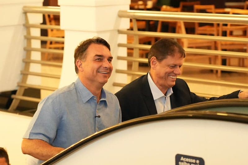 Flávio Bolsonaro define futuro incerto em eleição presidencial