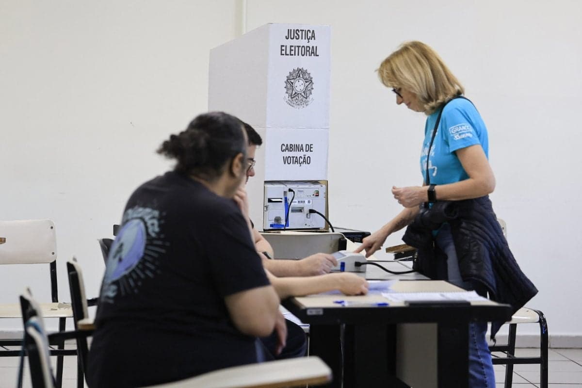 Ministério Público Eleitoral age contra desinformação sobre embaixadas e urnas