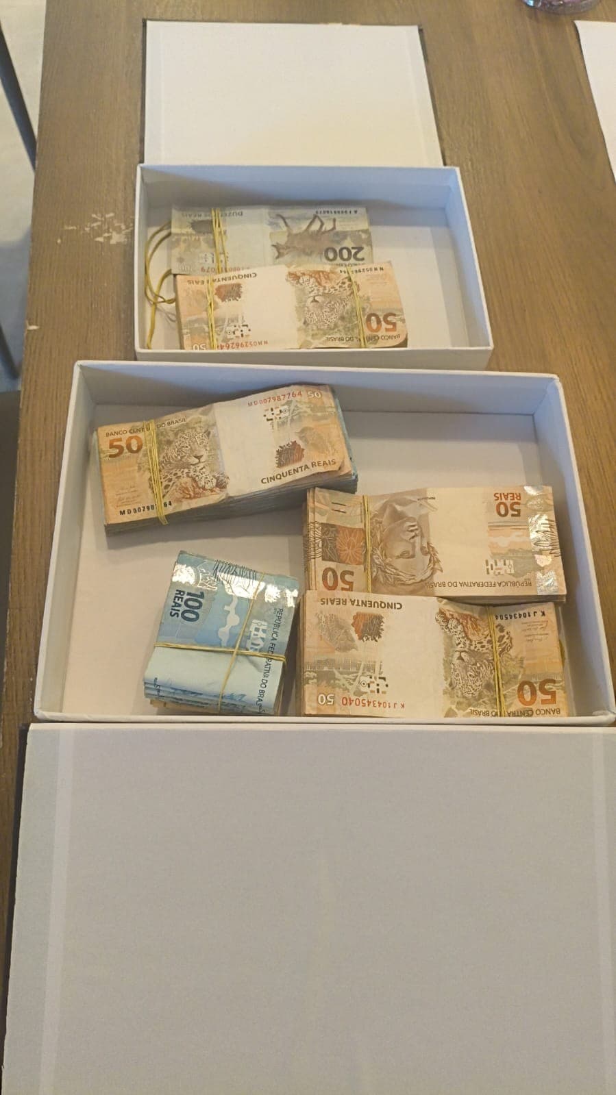 Polícia Federal apreende dinheiro em operação em escritório de advogado